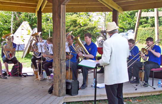 Freecycle event with band